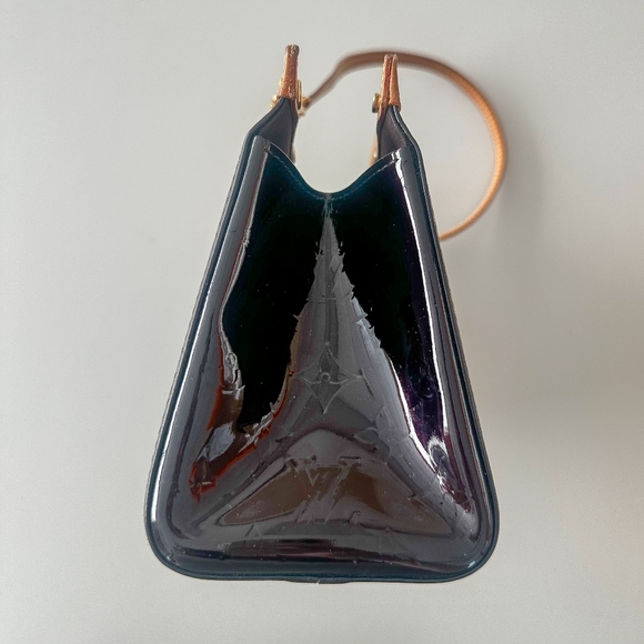 Luxurious Louis Vuitton Amarante Monogram Vernis Roxbury Drive Bag - Picture 4 of 8